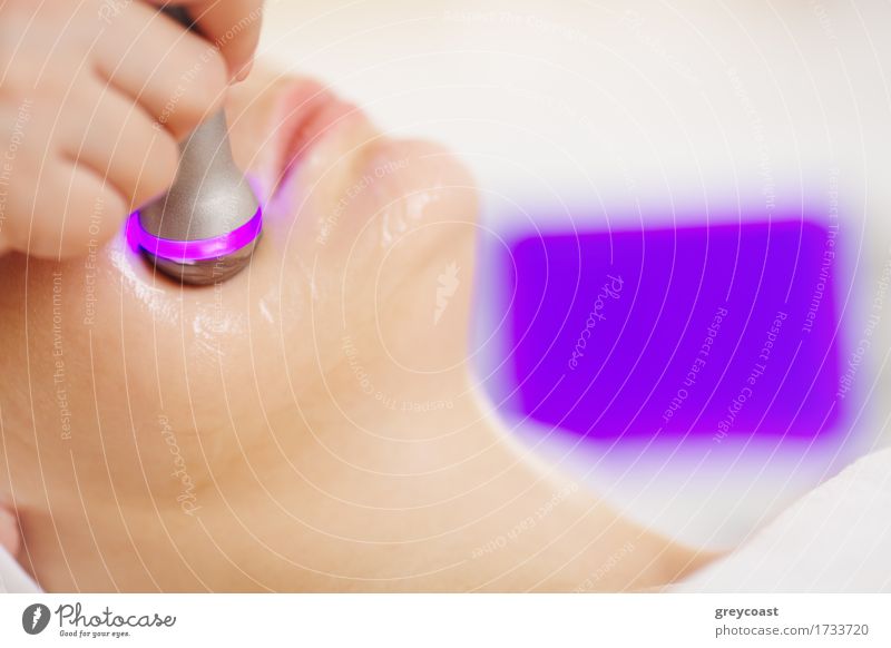 Makroaufnahme einer Frau, die von einer Kosmetikerin mit einer speziellen Ausrüstung einem Lifting unterzogen wird Haut Gesicht Gesundheitswesen Behandlung Spa