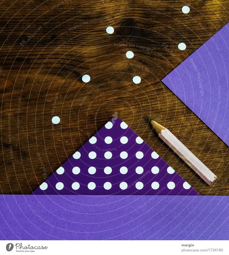 Punkte sammeln im Quadrat: lila Papier mit weißen Punkten, Bleistift auf einem Holz - Schreibtisch Bildung lernen Prüfung & Examen Arbeit & Erwerbstätigkeit