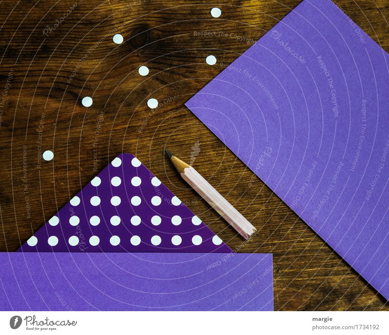 Punkte sammel:  lila Papier mit weißen Punkten und Bleistift auf einem Holz - Schreibtisch lernen Beruf Büroarbeit Arbeitsplatz Geldinstitut Post Business braun