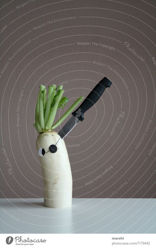 Rettic - Attack Farbfoto Lebensmittel Gemüse Ernährung Bioprodukte Vegetarische Ernährung Messer Gesundheit gruselig weiß Gefühle Mut Angst gefährlich Pirat