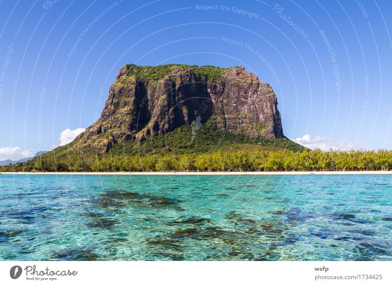Le Morne Brabant in Mauritius mit Meer Panorama Ferien & Urlaub & Reisen Tourismus Sommer Insel Berge u. Gebirge Wasser Küste blau weiß Himmel Sandstrand