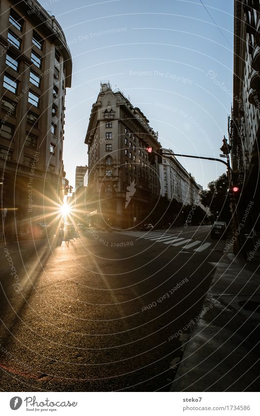 City Sunset Buenos Aires Argentinien Stadtzentrum Menschenleer Haus Architektur Straße Straßenkreuzung Ampel untergehen Unbewohnt stagnierend Straßenschlucht