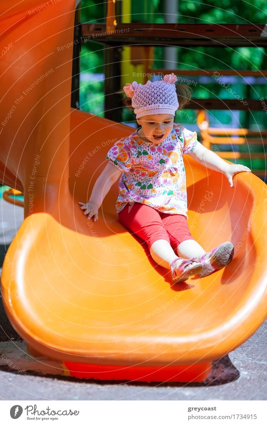 Kleines Mädchen auf dem Spielplatz mit Spaß auf einer Rutsche Freude Spielen Sommer Sonne Kind Kindheit 1 Mensch 1-3 Jahre Kleinkind Kunststoff klein niedlich