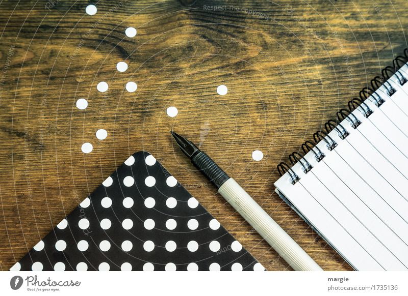 Punkte sammeln: schwarzes Papier mit weißen Punkten, Füllfederhalter, und Spiral- Block mit Schreib- Linien lernen Berufsausbildung Büroarbeit Arbeitsplatz