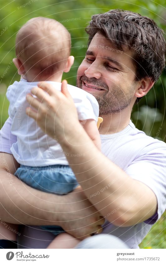 Liebevoller Vater, der sein kleines Kind im Freien trägt Freude Glück Sommer Baby Junge Erwachsene Familie & Verwandtschaft Kindheit 2 Mensch 0-12 Monate
