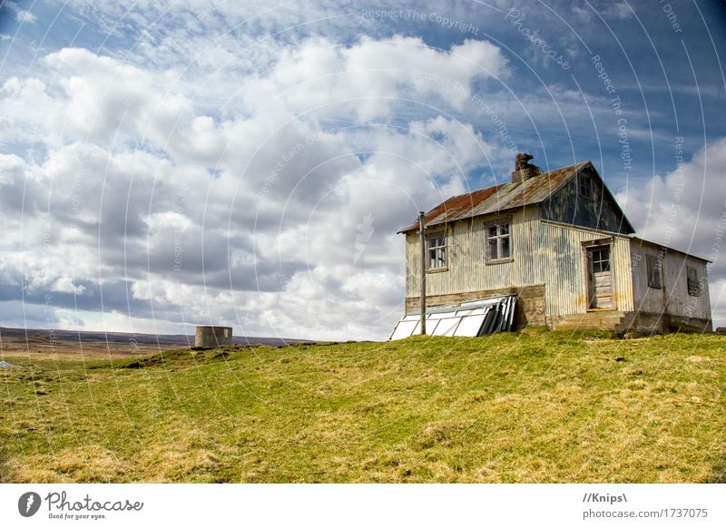 Wo die Zeit stehen bleibt... Natur Landschaft Wolken Schönes Wetter Gras Wiese Menschenleer Hütte Metall Rost Häusliches Leben alt historisch Einsamkeit Idylle