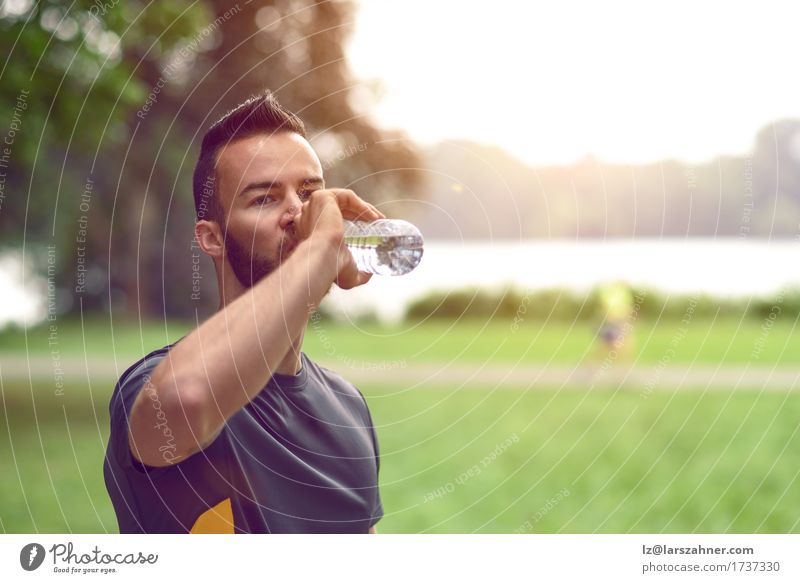 Junger Mann, der Tafelwasser trinkt trinken Lifestyle Gesicht Sommer maskulin Erwachsene 1 Mensch 18-30 Jahre Jugendliche Wärme Vollbart Fitness sportlich rein