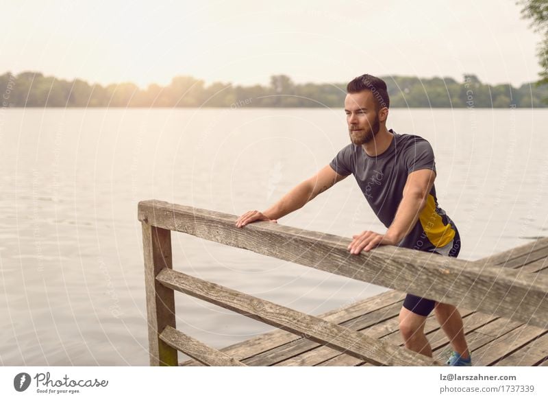 Junger Mann, der das Ausdehnen von Übungen tut Lifestyle Körper Gesicht Sommer Sport maskulin Erwachsene 1 Mensch 18-30 Jahre Jugendliche Wärme See Vollbart