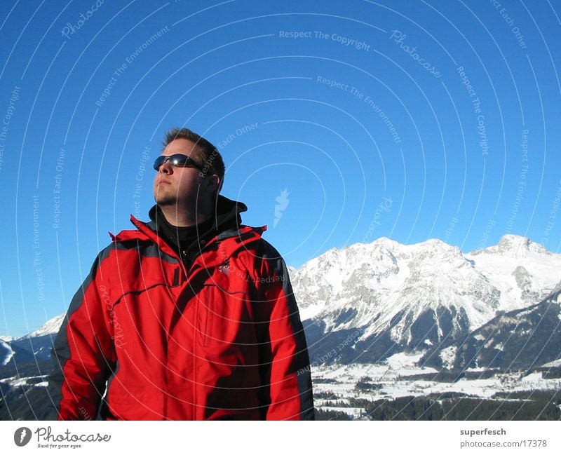 Gipfelstürmer Winter Dachsteingruppe Sonnenbrille Mann Alpen Berge u. Gebirge Winterbekleidung Blick nach oben ernst Wolkenloser Himmel Winterurlaub