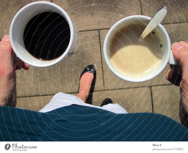 Einmal schwarz und einmal mit Milch Farbfoto Außenaufnahme Detailaufnahme Morgen Sonnenlicht Vogelperspektive Kaffeetrinken Getränk Kakao Tasse Becher Löffel