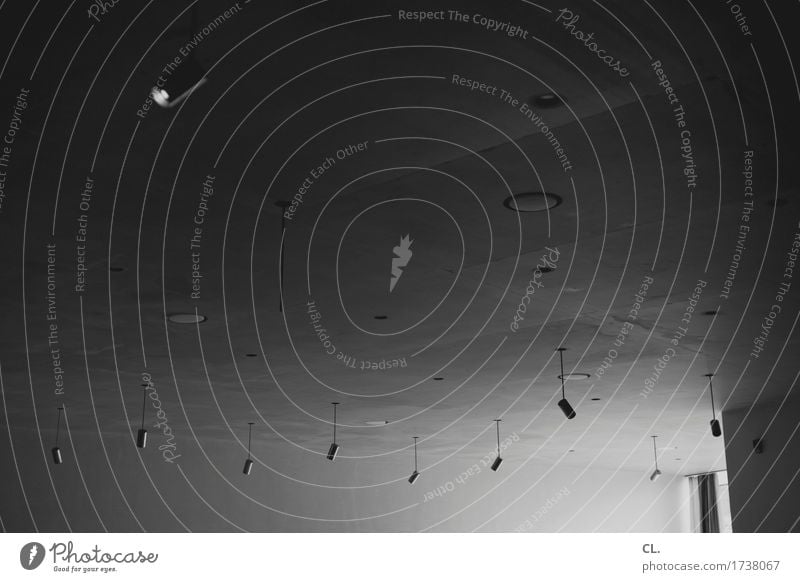 es werde licht Raum Bauwerk Gebäude Architektur Mauer Wand Decke Lampe Deckenlampe dunkel Schwarzweißfoto Innenaufnahme Menschenleer Textfreiraum links
