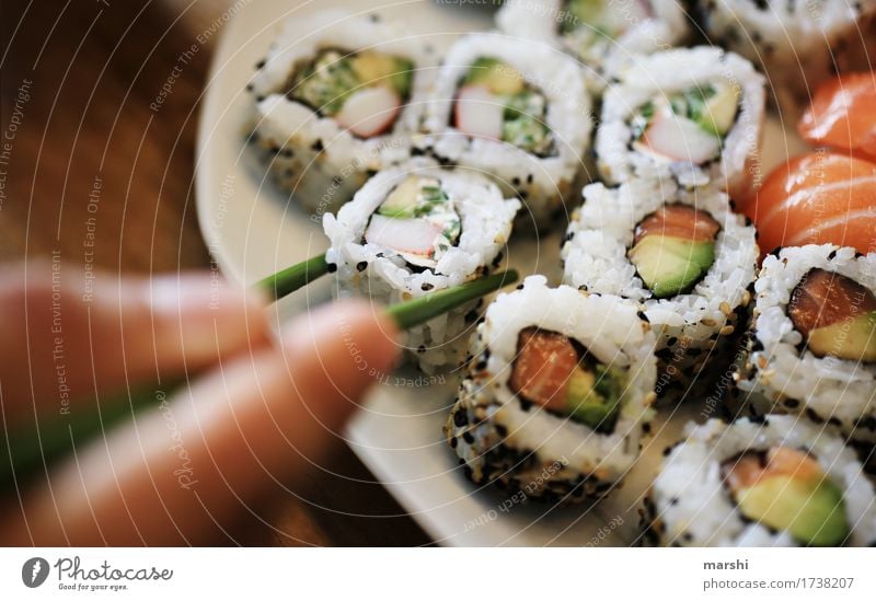 Sushi essen Fisch Reis Asiatische Küche lecker Ernährung Gesunde Ernährung Speise Essen Foodfotografie Appetit & Hunger exotisch rezept Holztisch