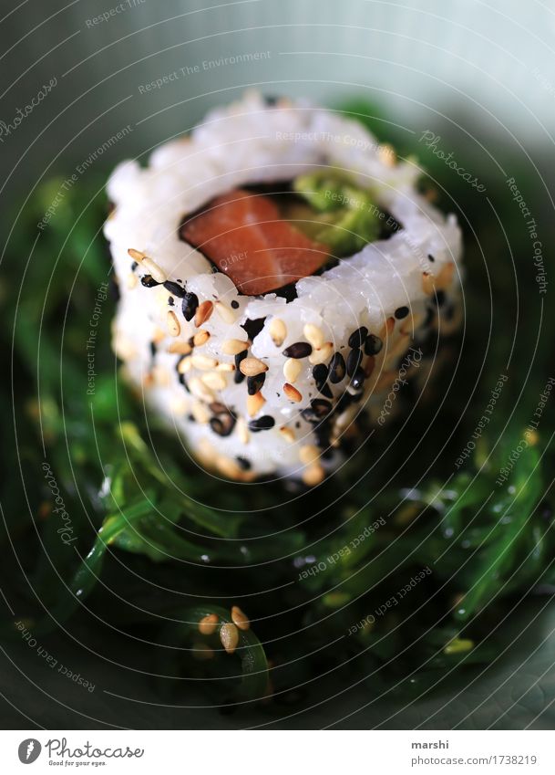 Sushi I Fisch Reis Asiatische Küche lecker Ernährung Gesunde Ernährung Speise Essen Foodfotografie Appetit & Hunger exotisch Essen zubereiten rezept Holztisch