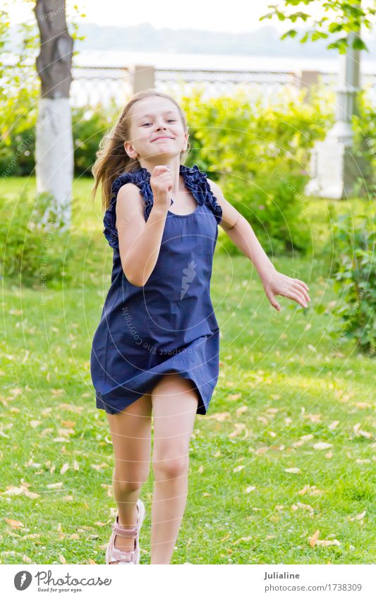 Europäisches Mädchen mit dem zerzausten Haar im grünen Park Lifestyle Freizeit & Hobby Spielen Sommer Kind Schulkind Frau Erwachsene Kindheit 3-8 Jahre