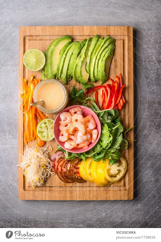 Salat Zutaten mit Scampi und Erdnussdressing Lebensmittel Meeresfrüchte Gemüse Salatbeilage Ernährung Mittagessen Büffet Brunch Festessen Bioprodukte
