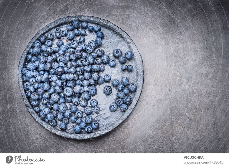 Heidelbeeren mit Wassertropfen auf Steinplatte Lebensmittel Frucht Ernährung Bioprodukte Vegetarische Ernährung Diät Teller Schalen & Schüsseln Stil Design