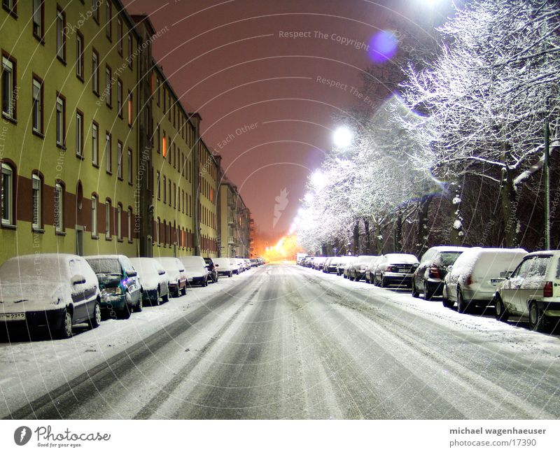 Verschneite Strasse Bei Nacht Ein Lizenzfreies Stock Foto Von Photocase