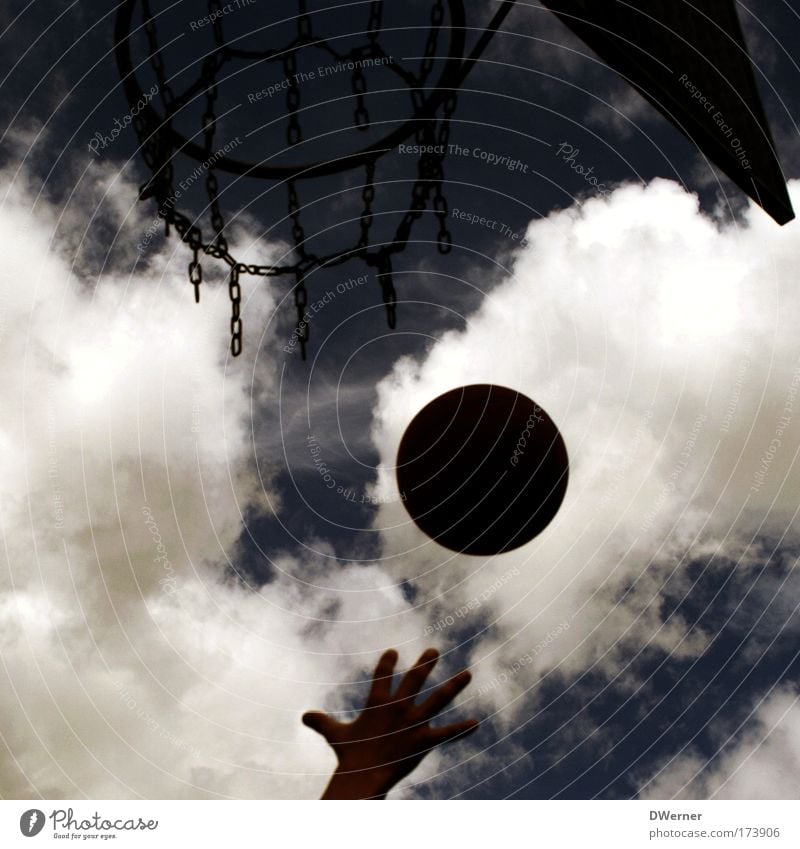 Korbball Freizeit & Hobby Spielen Sport Ballsport Hand Himmel Wolken drehen fliegen toben werfen dunkel rund Geschwindigkeit blau grau Erfolg Aggression