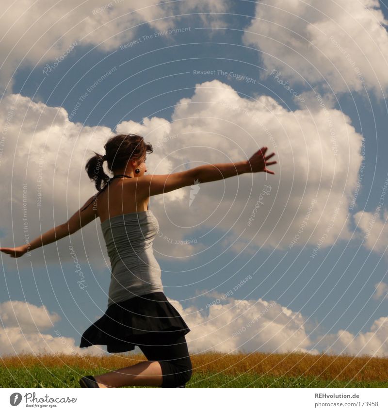 Ich werde getanzt! Farbfoto Außenaufnahme Oberkörper feminin Junge Frau Jugendliche 1 Mensch 18-30 Jahre Erwachsene Himmel Wolken Wiese Rock Zopf Bewegung