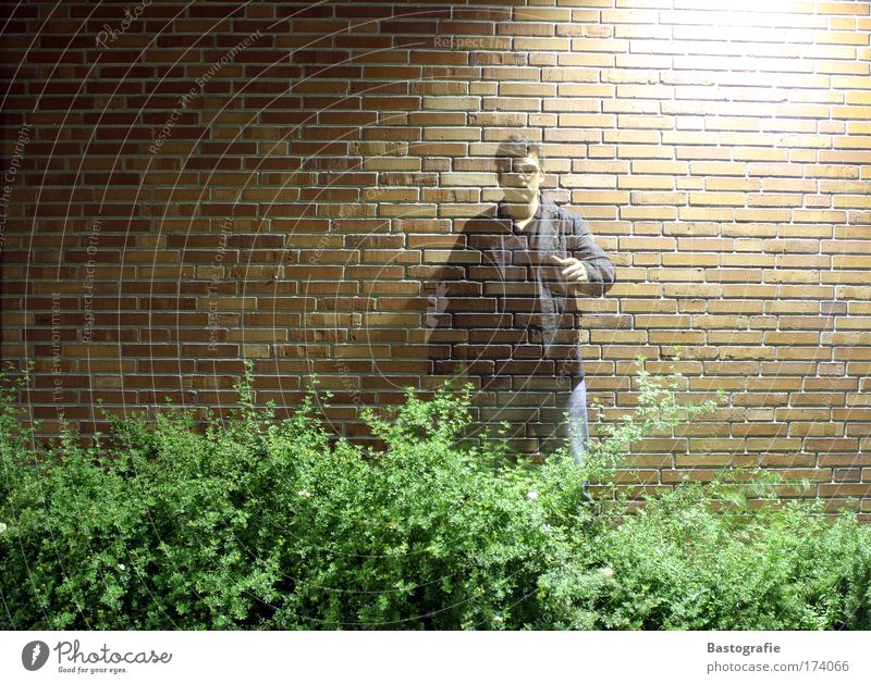 davic copperfield Farbfoto Textfreiraum links Nacht Langzeitbelichtung Oberkörper Blick nach vorn Mensch 1 stehen Geister u. Gespenster durchsichtig Mauer