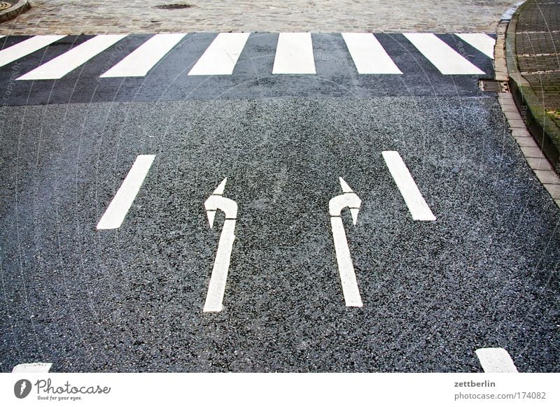 Rechts oder links? Straße Straßenverkehr Fahrbahn Fahrbahnmarkierung Schilder & Markierungen Verkehrsregel Regel Information Asphalt fahren Richtung