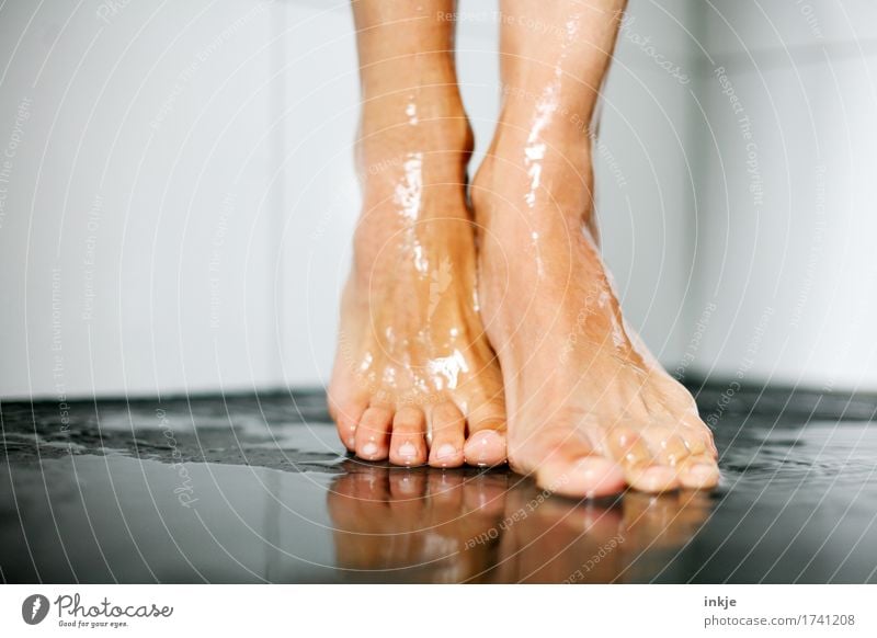Nasse Füße bekommen. schön Körperpflege Pediküre Spa Freizeit & Hobby Duschraum Unter der Dusche (Aktivität) Frau Erwachsene Fuß Frauenfuß 1 Mensch stehen nass