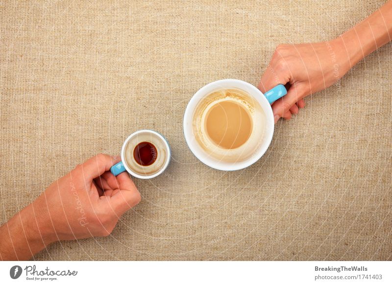 Zwei Hände, die leeren Kaffee cupsof Espresso Latte Cappuccino halten Kaffeetrinken Getränk Heißgetränk Latte Macchiato Becher Frau Erwachsene Mann Hand