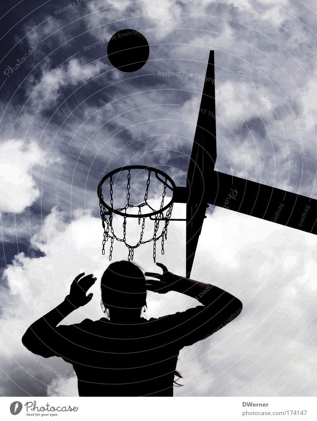 Basketball Freude Freizeit & Hobby Sport Fitness Sport-Training Ballsport Sportler Mensch Junge Frau Jugendliche Kopf Arme 1 Himmel Wolken fangen kämpfen