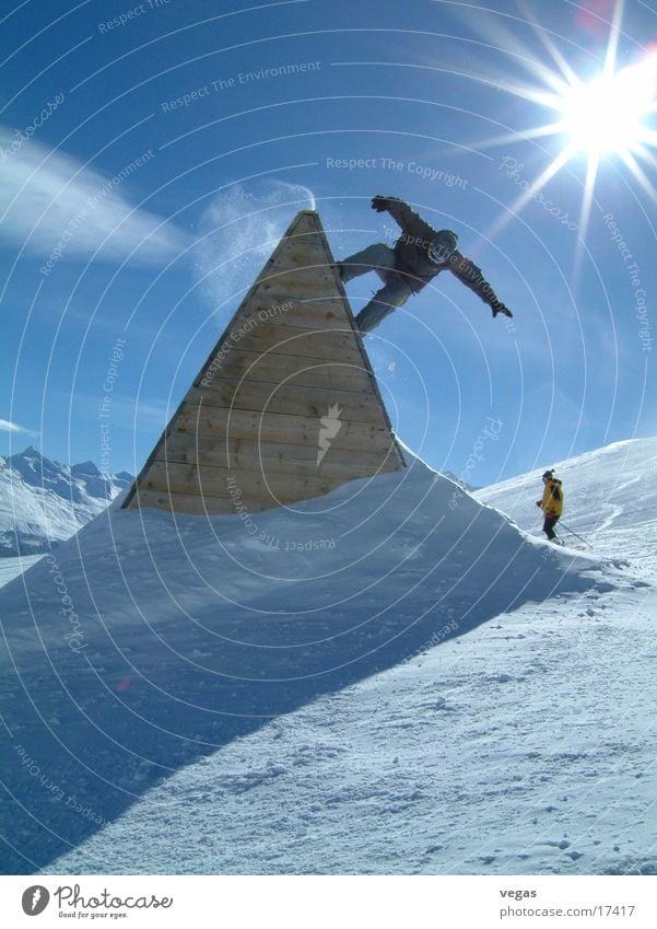 düse II Snowboard Sölden steil Sport Schnee Funpark Sonnenstrahlen Gegenlicht Barriere Trick Schatten Freestyle oben aufwärts abwärts Pyramide Dreieck