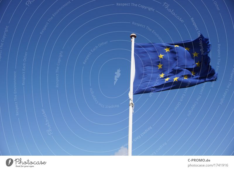 Europa lädiert Himmel Wolkenloser Himmel Fahne Unendlichkeit blau Einigkeit Europafahne Europa Parlament Schaden ausgefranst Stern (Symbol) Farbfoto