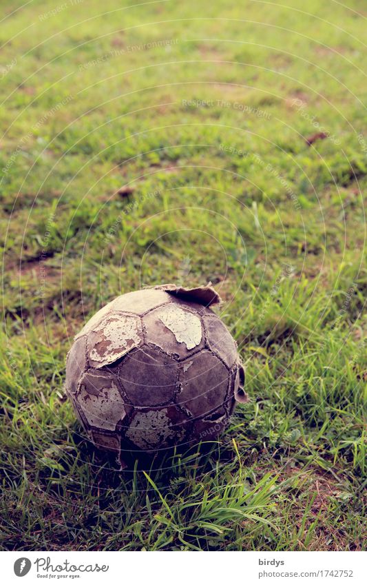 solang er rollt... Ballsport Fußball Fußballplatz Wiese alt gebrauchen warten kaputt rund bescheiden Armut Gesellschaft (Soziologie) Hoffnung Leidenschaft