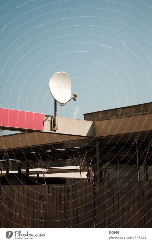 empfangsmodul Farbfoto Textfreiraum oben Tag Antenne Satellitenantenne Telekommunikation Technik & Technologie Wolkenloser Himmel Menschenleer Architektur Dach