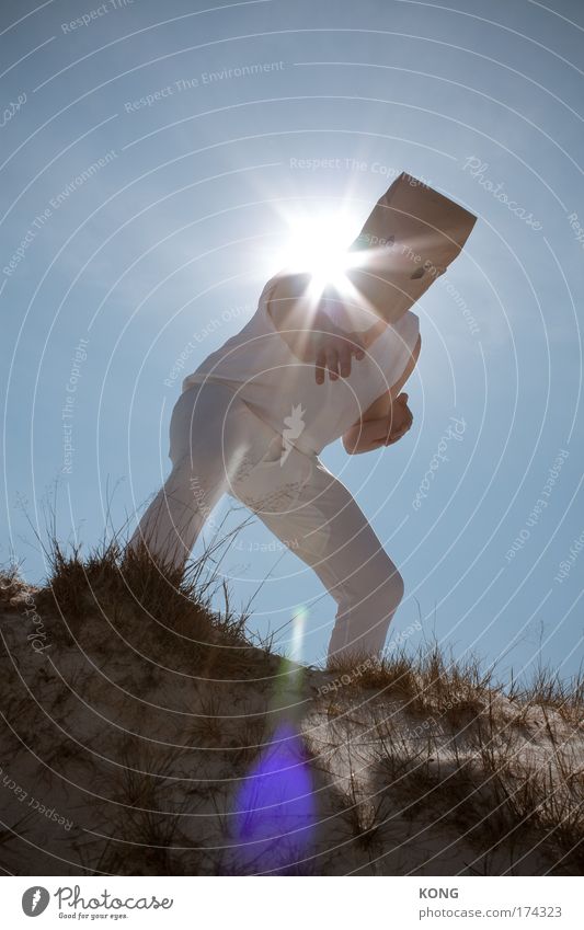 kapow! Farbfoto Außenaufnahme Textfreiraum oben Sonnenlicht Sonnenstrahlen Gegenlicht Ganzkörperaufnahme Blick in die Kamera Kampfsport maskulin 1 Mensch