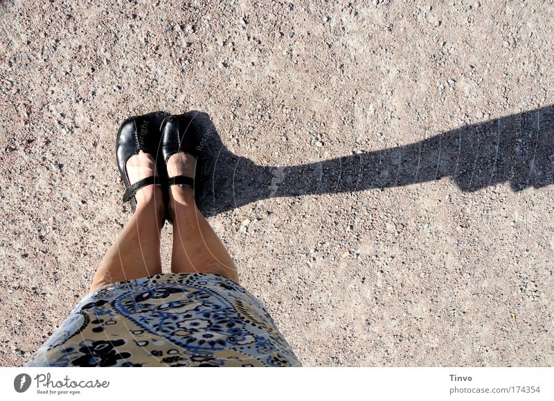 Sonnenuhr Farbfoto Außenaufnahme Tag Licht Schatten Kontrast feminin Frau Erwachsene Beine Fuß 1 Mensch dünn Schuhe blau stehen Fröhlichkeit daußen Rock warten