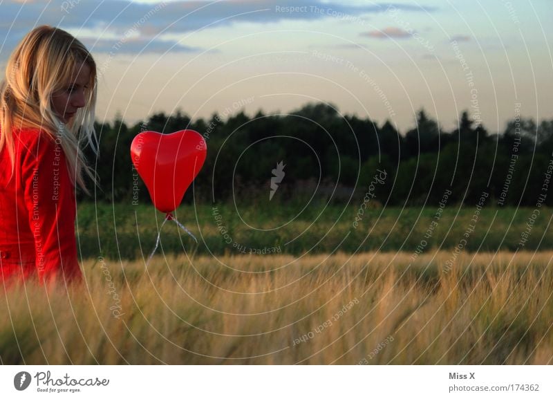 der neue rote Mantel Valentinstag Junge Frau Jugendliche Erwachsene 1 Mensch 18-30 Jahre Natur Landschaft Wind Feld blond Luftballon Denken schön Gefühle