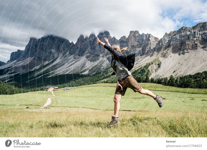 Sprung ins Glück Leben Wohlgefühl Zufriedenheit Freizeit & Hobby Spielen Ferien & Urlaub & Reisen Ausflug Abenteuer Freiheit Berge u. Gebirge wandern Mensch