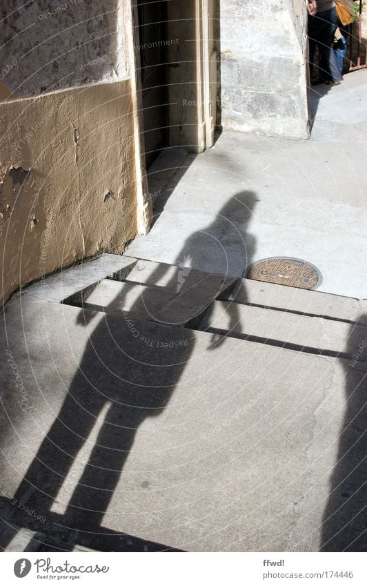 Verlassen Farbfoto Außenaufnahme Tag Schatten Silhouette Mensch Frau Erwachsene Dorf Mauer Wand Treppe Fassade Wege & Pfade Gasse beobachten stehen warten