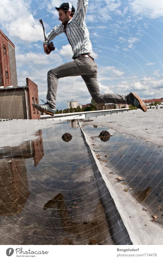 wasserscheu Freizeit & Hobby Spielen Fitness Mensch Junger Mann Jugendliche 1 18-30 Jahre Erwachsene Wasser Himmel Wolken Stadt Industrieanlage Fabrik Mauer