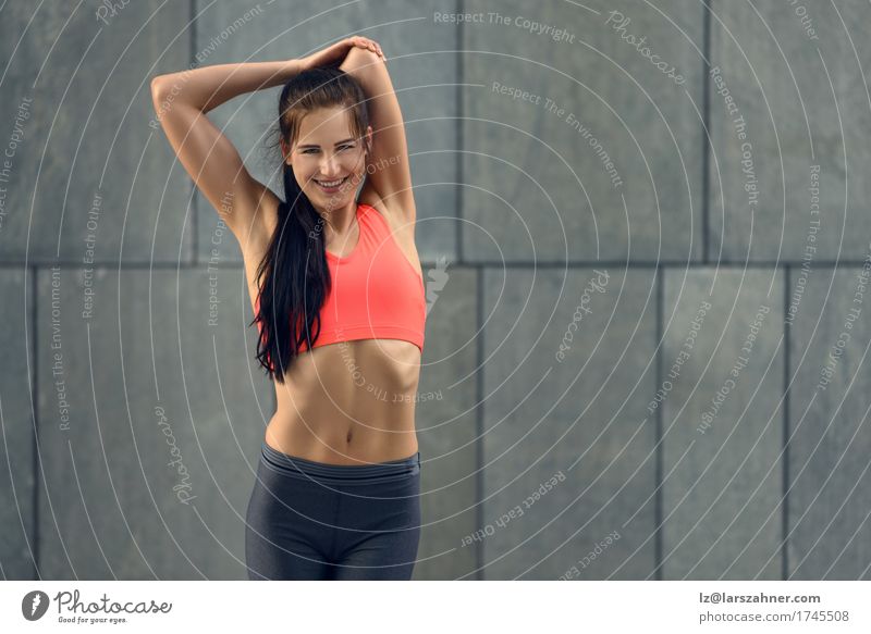 Geeignete junge Frau, die Übungen ausdehnend tut Lifestyle Körper Gesicht Sport Mädchen Erwachsene Arme Gebäude brünett Fitness Lächeln sportlich dünn