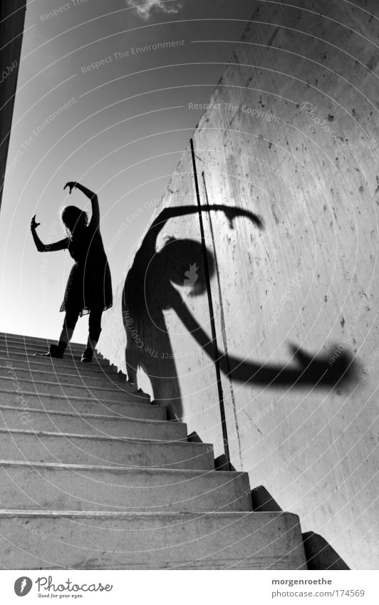 Der Wanderer und sein Schatten III Schwarzweißfoto Außenaufnahme Experiment Textfreiraum unten Reflexion & Spiegelung Sonnenlicht Ganzkörperaufnahme Mensch