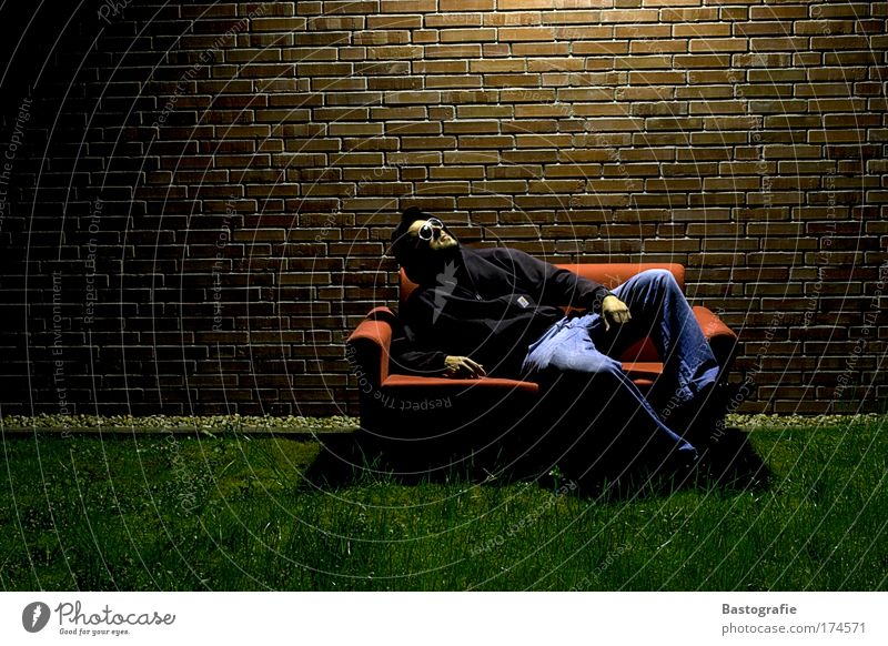 im mondschein Farbfoto 1 Mensch sitzen Sofa Erholung gemütlich Backstein Wohnzimmer Gras Nacht Beleuchtung ruhig ruhen Freiheit liegen Backsteinwand