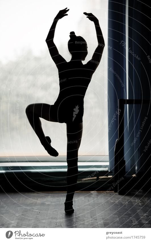 Ballerina Silhouette tanzen in schwarz und weiß elegant schön Tanzen Studium Mensch Mädchen 1 13-18 Jahre Jugendliche Tänzer Balletttänzer Einsamkeit Pose