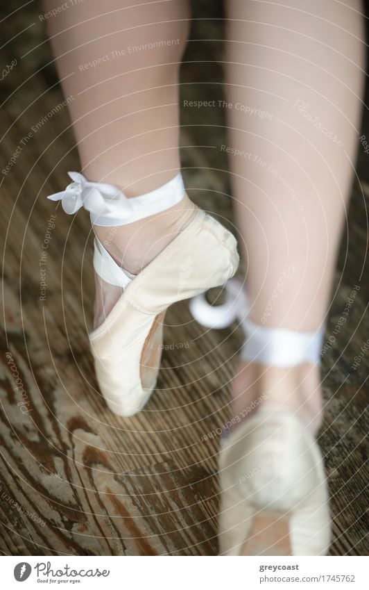 Ballerina Beine auf Zehenspitzen tragen Ballettschuhe elegant schön Studium Mädchen Fuß 1 Mensch 13-18 Jahre Jugendliche Tänzer Balletttänzer Schuhe Tanzen