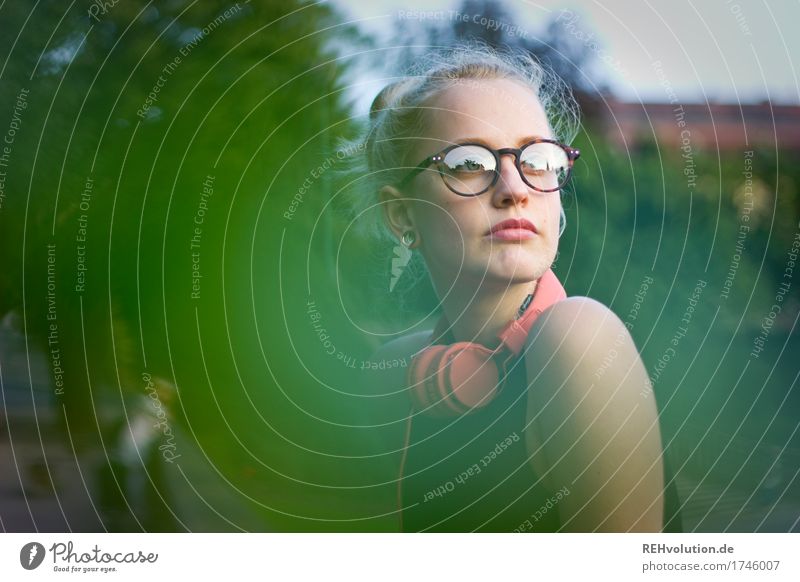Alexa | Cityhipster Lifestyle Stil Mensch feminin Junge Frau Jugendliche Erwachsene Gesicht 1 18-30 Jahre Medien Umwelt Natur Park Kleinstadt Brille