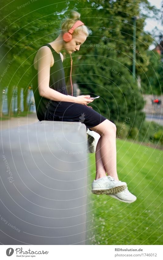 Alexa . Junge Frau mit Kopfhörern in der Stadt Lifestyle Stil Freizeit & Hobby Handy PDA Mensch feminin Jugendliche Erwachsene 1 18-30 Jahre Musik hören Medien