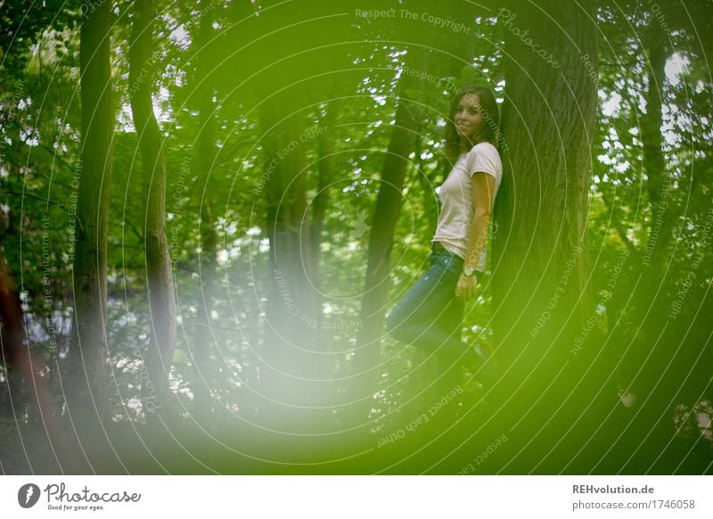 Julia | im Wald Freizeit & Hobby Mensch feminin Junge Frau Jugendliche 1 18-30 Jahre Erwachsene Umwelt Natur Landschaft Baum T-Shirt Jeanshose Lächeln stehen