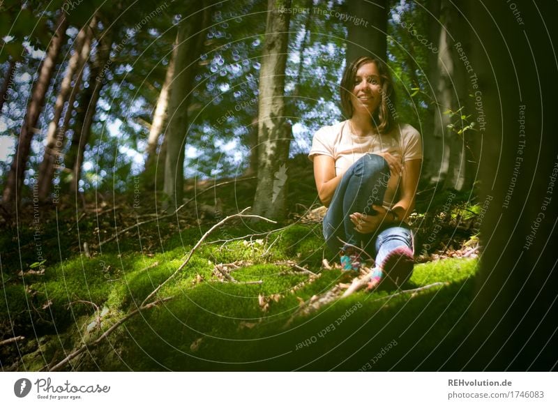 Julia | im Wald feminin Junge Frau Jugendliche 1 Mensch 18-30 Jahre Erwachsene Umwelt Natur Landschaft Sommer Baum Moos T-Shirt Jeanshose brünett langhaarig