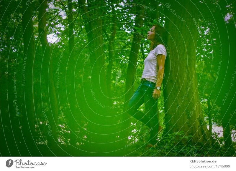 Julia | im Wald Freizeit & Hobby Ausflug Mensch feminin Junge Frau Jugendliche 1 18-30 Jahre Erwachsene Umwelt Natur Landschaft Baum T-Shirt Jeanshose Denken