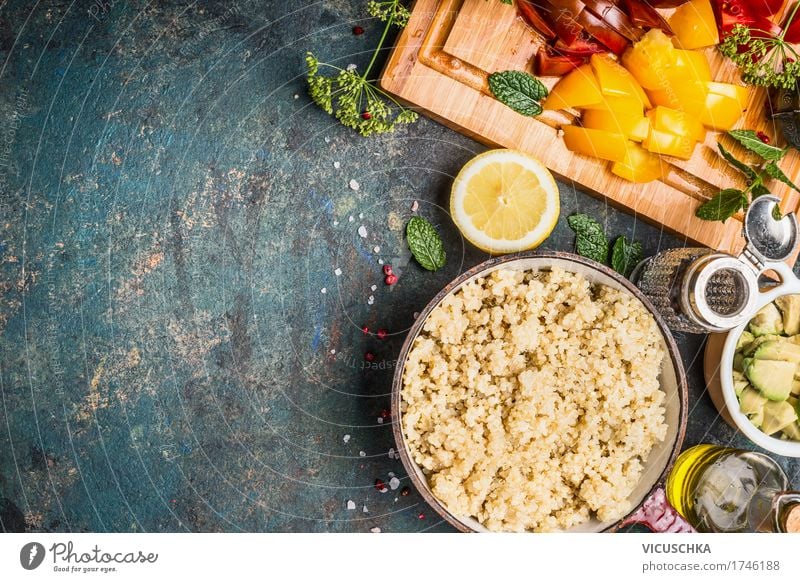Gekochte Quinoa in Kochtopf mit gehackten vegetarischen Zutaten Lebensmittel Gemüse Getreide Kräuter & Gewürze Öl Ernährung Bioprodukte Vegetarische Ernährung