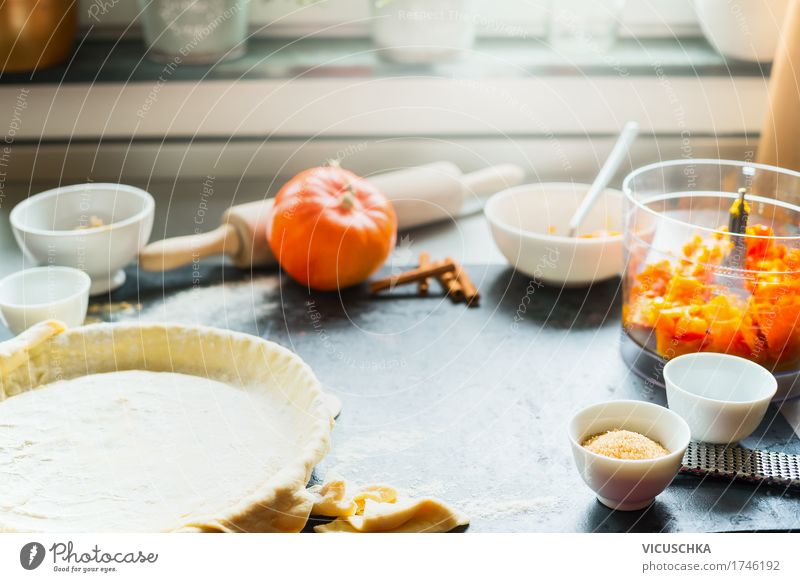 Kürbis Kuchen Zubereitung auf Küchentisch am Fenster Lebensmittel Gemüse Ernährung Festessen Geschirr Lifestyle Stil Design Gesunde Ernährung Häusliches Leben